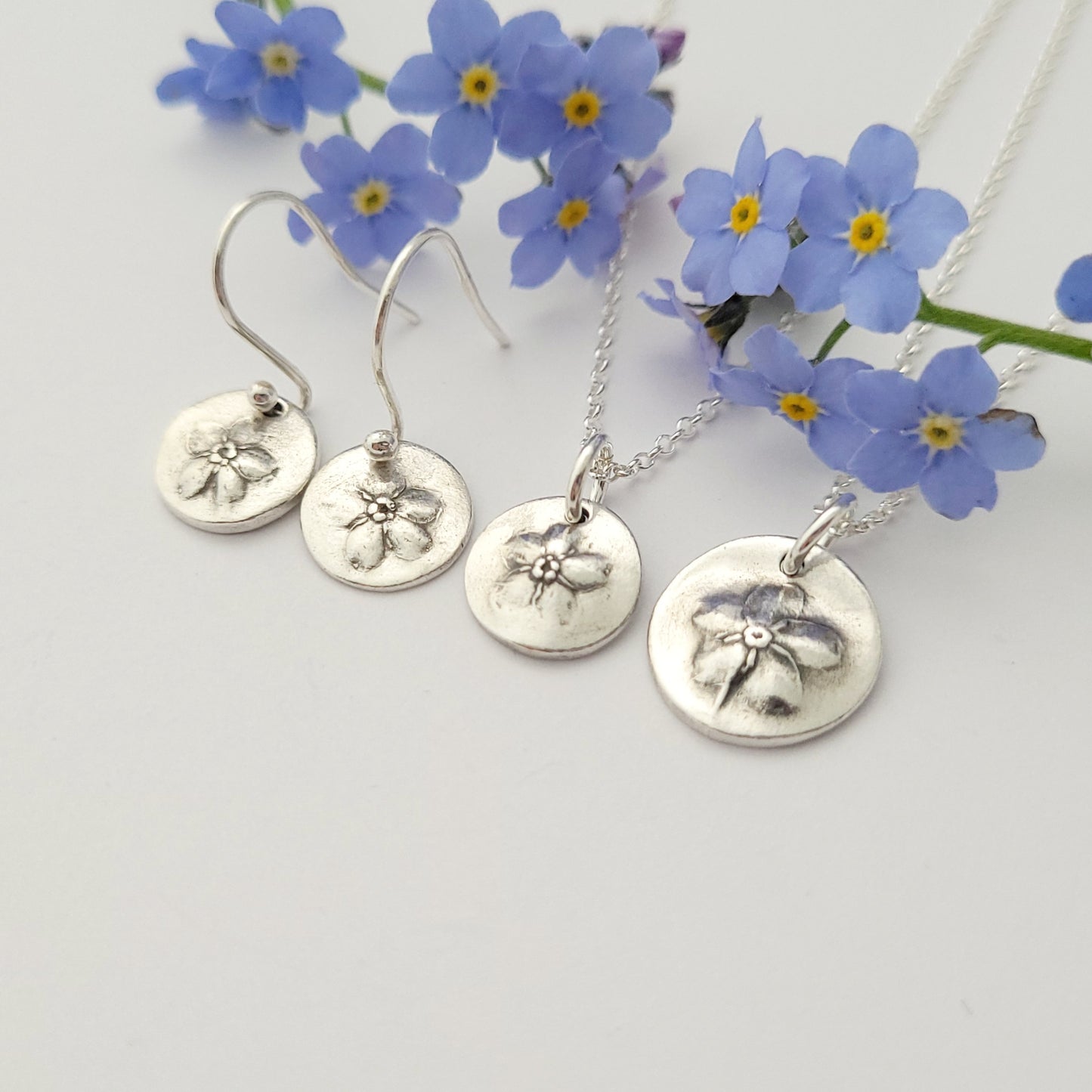 Tiny-forget-me-not-flower-botanical-pendant-necklace-7