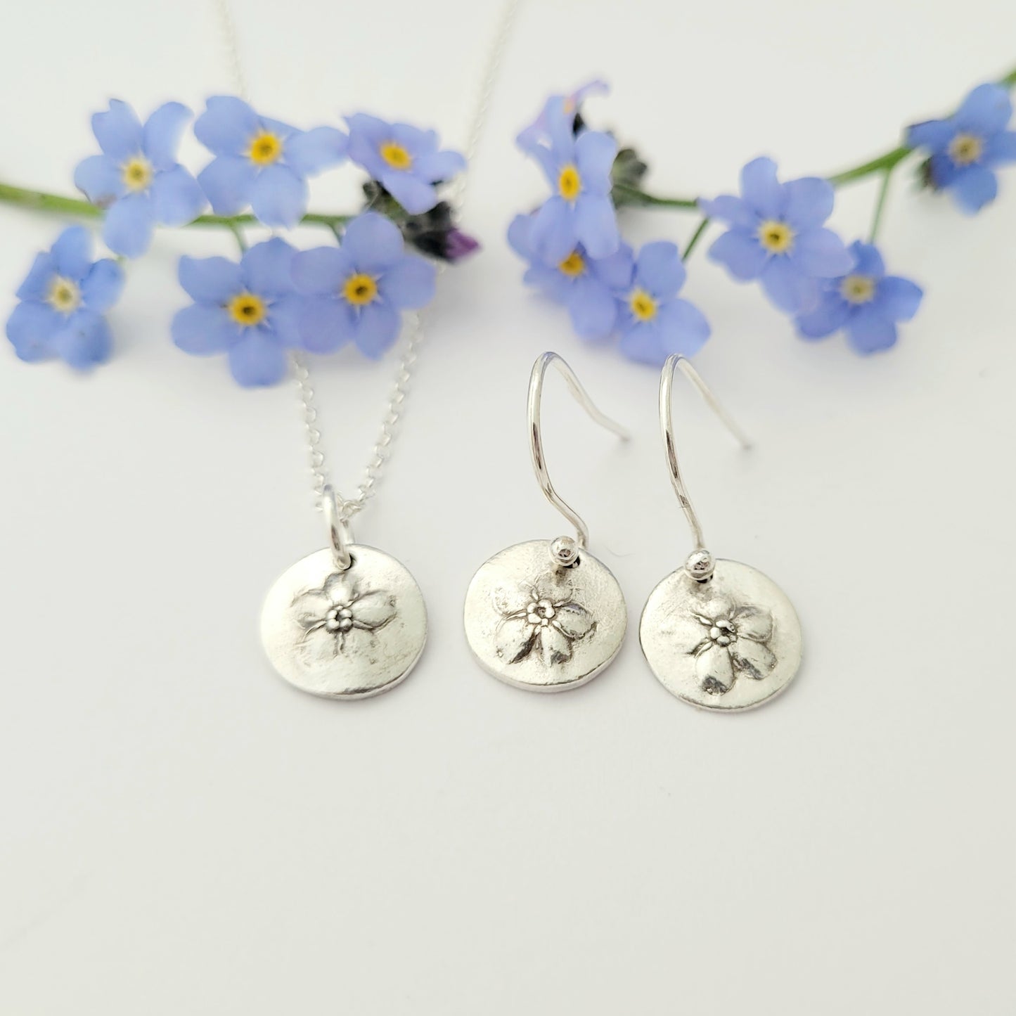 Tiny-forget-me-not-flower-botanical-pendant-necklace-3