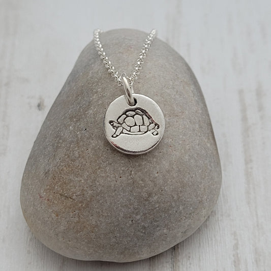 Sterling-silver-tortoise-pendant-necklace-close up